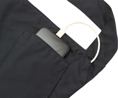本体のファスナーを開けずに、充電可能