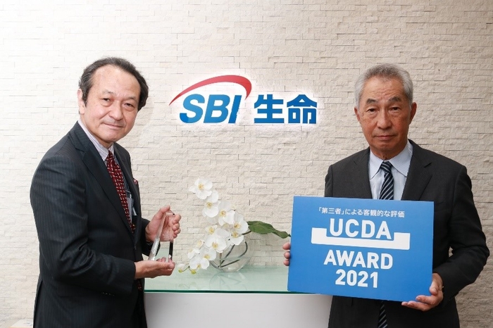 左から、SBI生命：代表取締役社長 小野尚、UCDA：在間稔允理事長