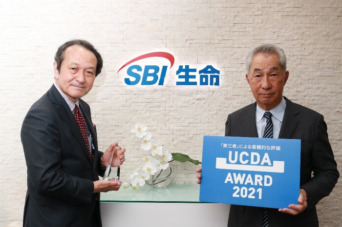 左から、SBI生命：代表取締役社長 小野尚、UCDA：在間稔允理事長