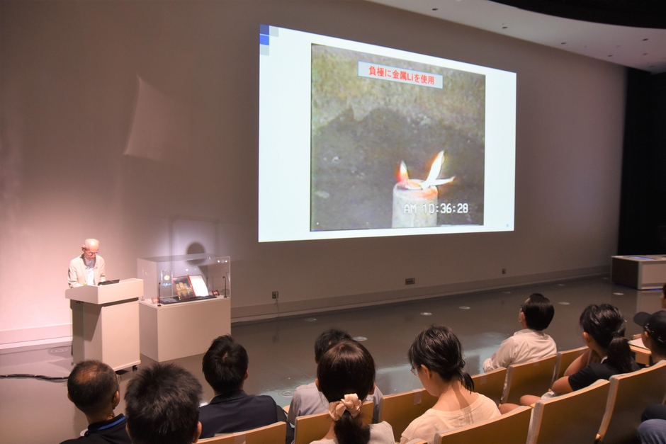 親子連れら約200人が聴講