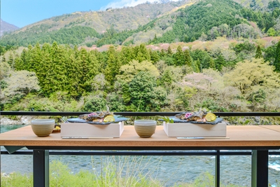川で獲れた天然鮎を、川をみながら食す!贅沢な時間を!