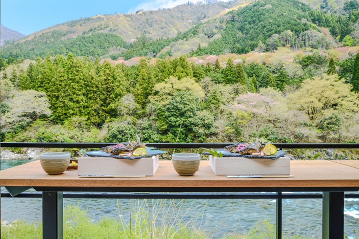川で獲れた天然鮎を、川をみながら食す!贅沢な時間を!