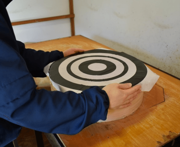 職員による的貼りの様子