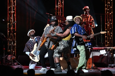 【欧州熱狂のアフリカン・ポップスが再来日！】
平和をもたらす神話の鳥「サントロフィ」が魅せる新世代ハイライフ
『サントロフィ ジャパン・ツアー』6月開催決定