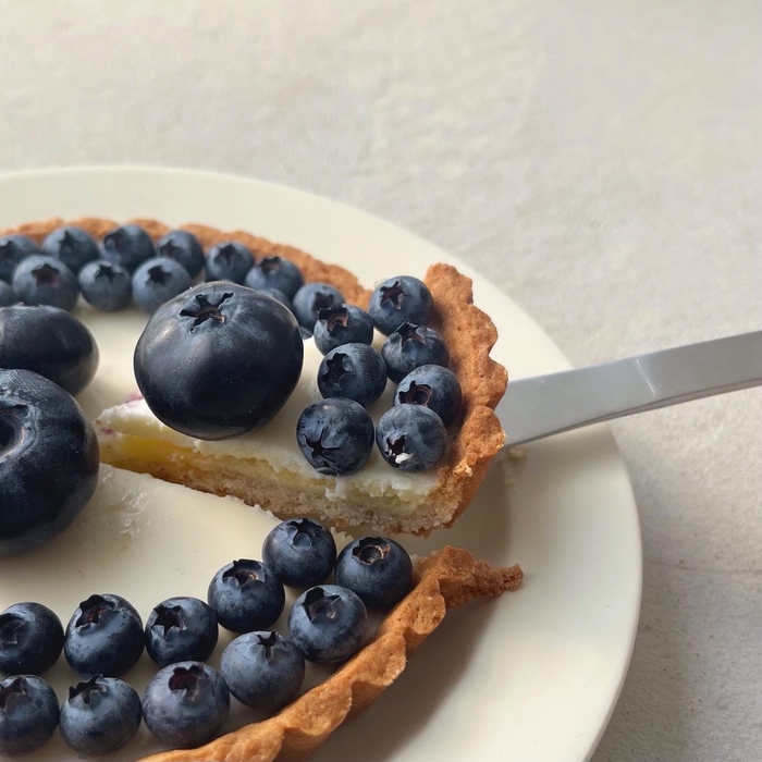 クリスピーベリーをケーキに添えて(500円玉超クラス 合成ではありません)