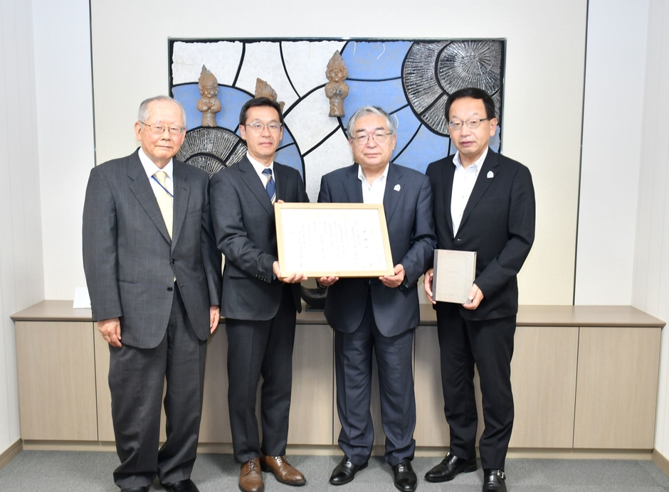 (左から)北都システム 大庭会長、高橋社長、東川町 松岡町長、平田副町長