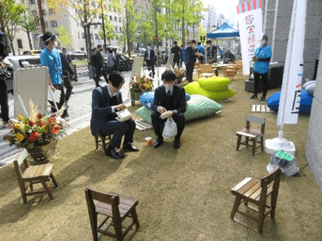 淀屋橋odona前 芝生化の様子