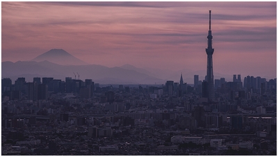 日本の象徴ともいえる富士山と浅草にほど近い東京の新たなシンボル東京スカイツリー