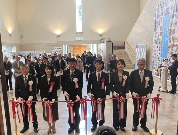 11月14日（金）、開会式でのテープカット