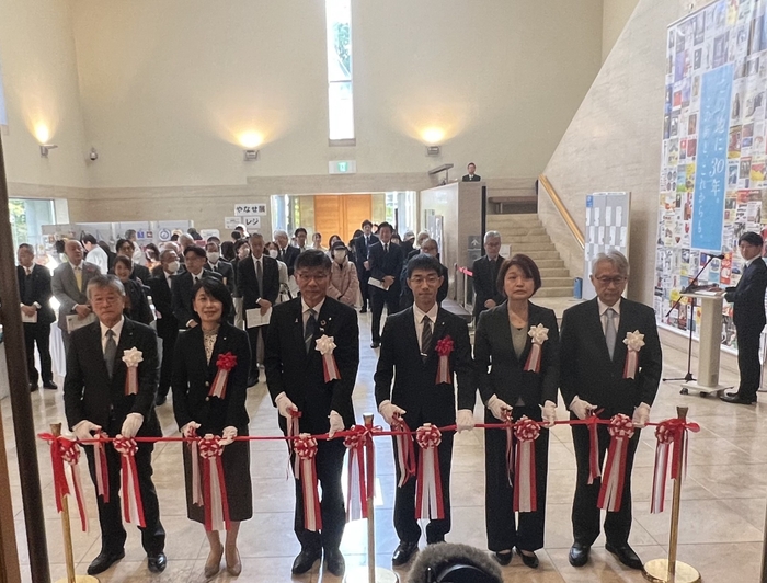 11月14日(金)、開会式でのテープカット