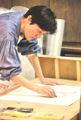 制作中の鈴木杏