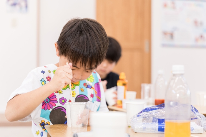 サイエンスの実験に取り組む子どもたち