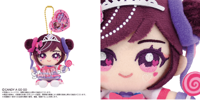 (左)「Chibiぬいおすわりマスコット しなこ しなこボンボンVer.」 (右)同アイテム 顔アップ画像