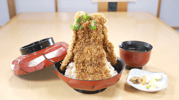 そびえる3つのタレカツ丼