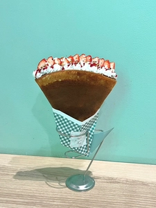 2025年秋より、生クリームが魅力の行列カフェ　 「MOUMOU Cafeアスナル金山店」にて、パリパリ食感の クレープを提供開始しています！