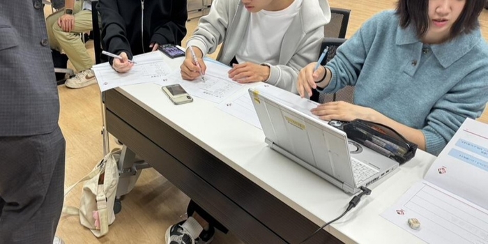 ワークショップに取り組む学生