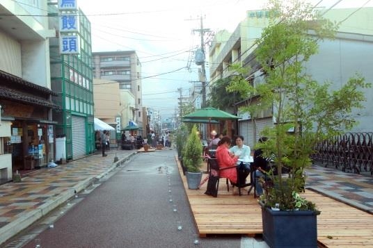 今年5月に実施した路上空間活用の様子