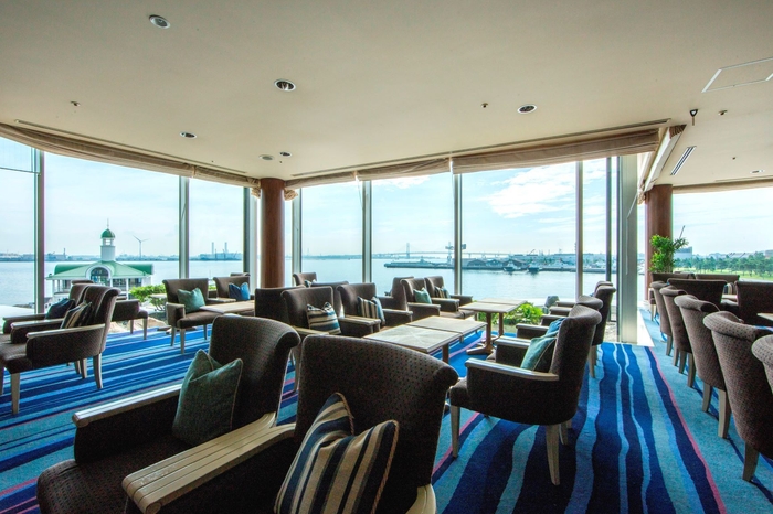 ラウンジ&バー「マリンブルー」内観