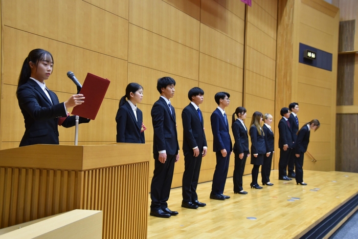 壇上で紹介される次期執行部