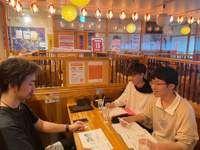 近大通り商店街の参加店で、打合せをするゼミ生