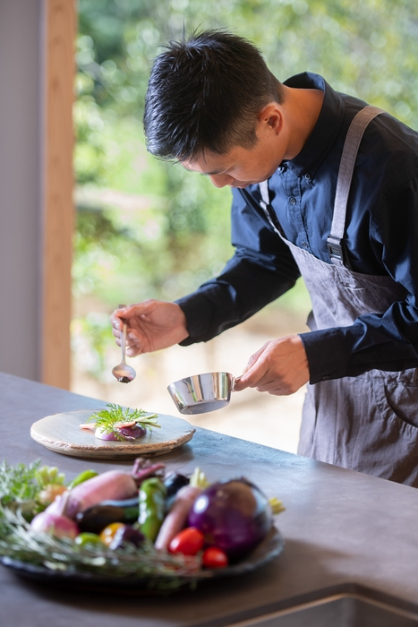 ゲストが収穫体験した野菜をシェフが料理