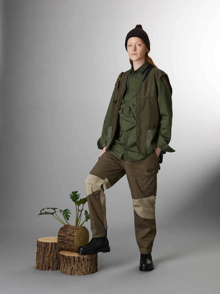 Vカラーベスト￥28,600/BIGポケットシャツ￥20,900/カーゴパンツ￥20,900