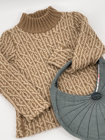 キャメルのセーターとバッグ