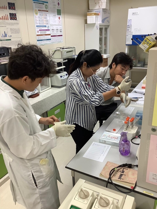 サンプルの水質調査風景