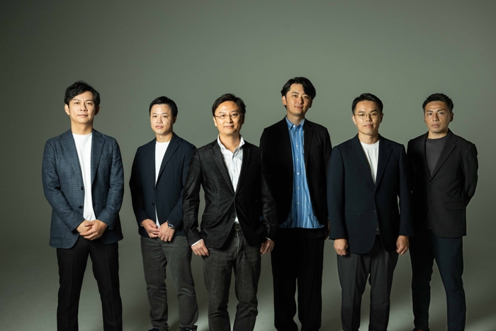 左からVP of Sales 野村、CCSO 畠山、代表取締役 山本、取締役CTO 水上、COO 荻原、CFO 竹村