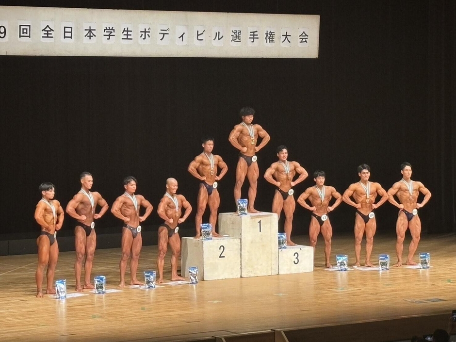 優勝した久野選手（中央）