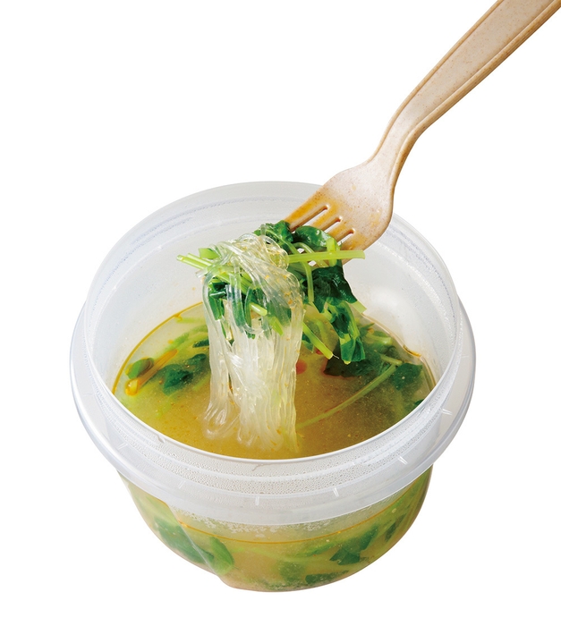 密閉容器に材料を入れて持っていき、会社でお湯を注いで蒸らすだけ。「担担風自家製カップ春雨ヌードル」