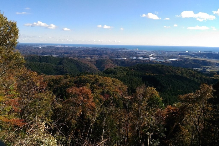 常磐共同火力(株)勿来発電所の煙突やいわきの美しい海岸線をご覧いただけます