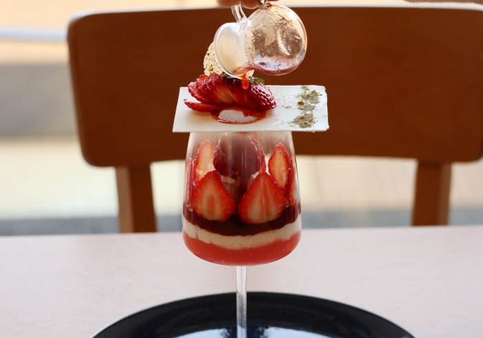 季節のパフェ 越後姫 ~いちごソースをかける~