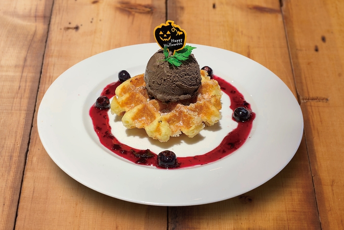 「ミッケカフェ」の「ハロウィーンワッフル」単品429円(税込)、ドリンクセット693円(税込)