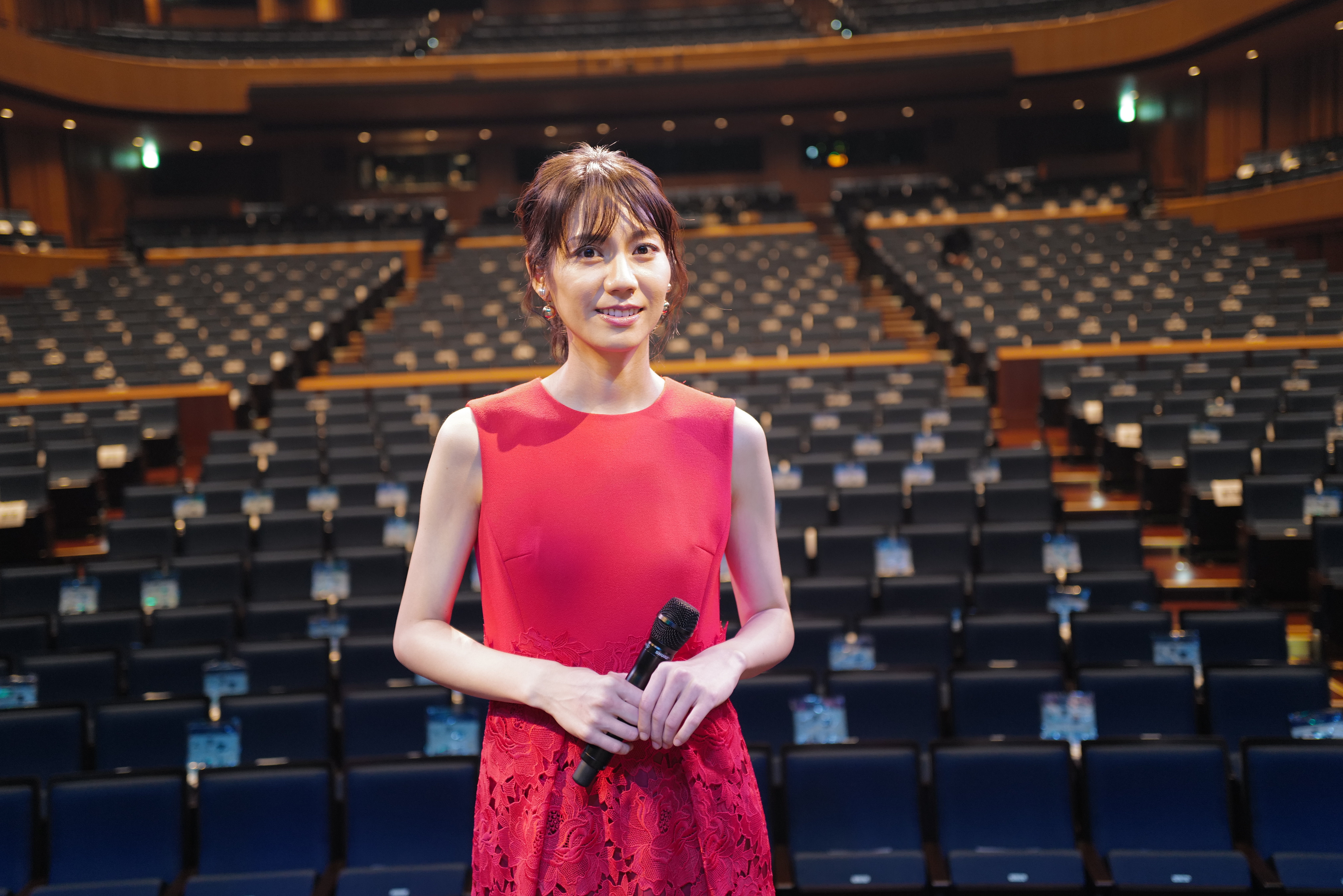 松下奈緒が「心の距離は密に!」と明るく発進。 オリジナルから名曲カバーまで披露するコンサートをスタート。