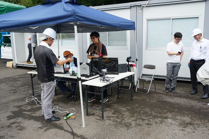 実証実験に取り組む理大とＪパワーの担当者