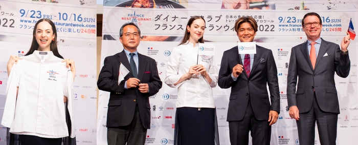 左:満面の笑みでコックコートを受け取るモデルでインフルエンサーのクララ・ブランさん 右:左から特別協賛のダイナースクラブ 三井住友トラストクラブ株式会社 代表取締役社長 五十嵐幸司氏、クララ・ブランさん、大久保嘉人さん、イベント事務局長 ジャン フィリップ・ザーム氏