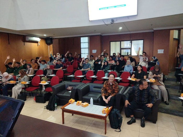 講義終了後に日本に行きたいと手を挙げる学生たち