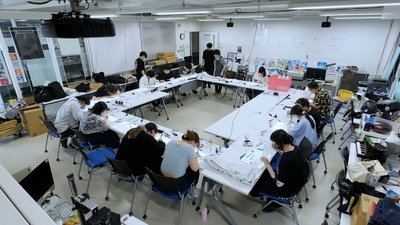 東京工芸大学学生による「TOTOトイレ川柳20回記念 1(ワン)ロールシアター」描画作業の様子