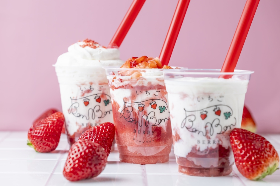 奥:いちごボンボンフラッペクリーム盛り950円(税込) 中央:いちごボンボンフラッペいちご盛り950円(税込)、 手前:いちごボンボンフラッペ 750円(税込)