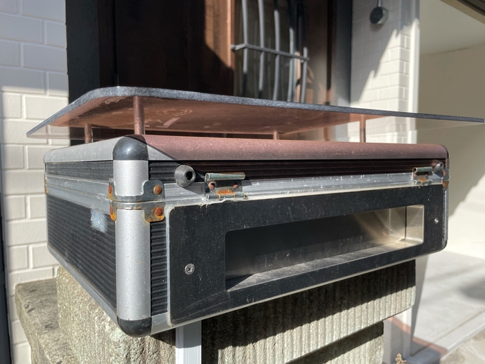 アタッシュケースを再加工した郵便ポスト