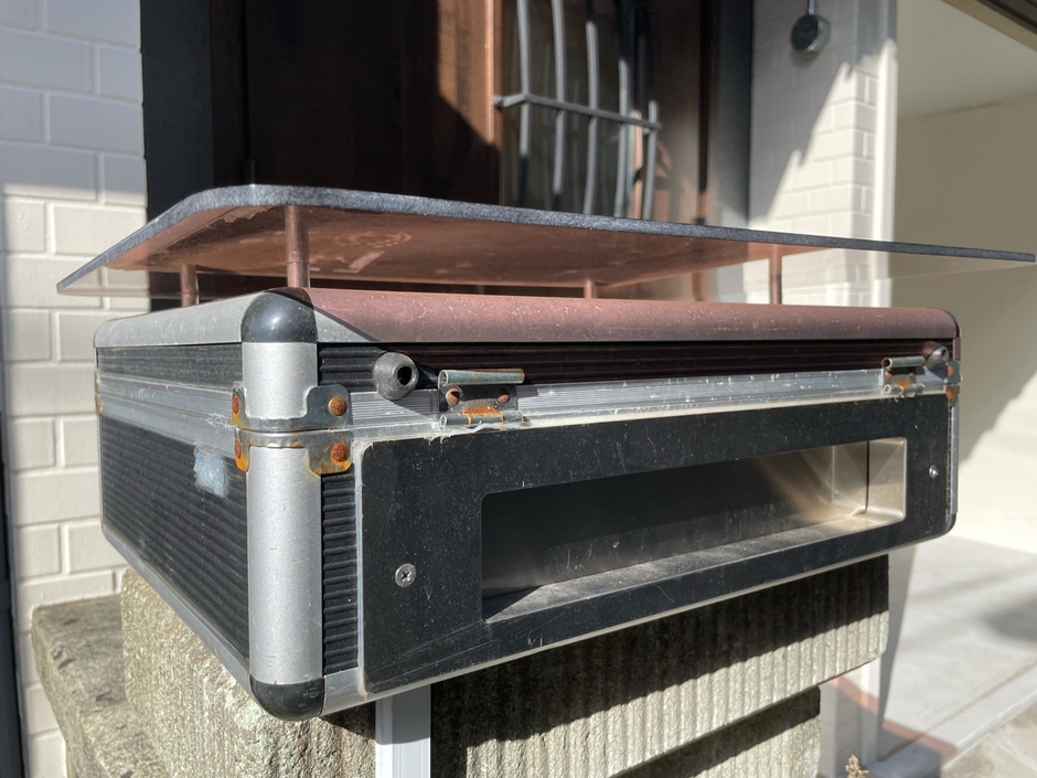 アタッシュケースを再加工した郵便ポスト