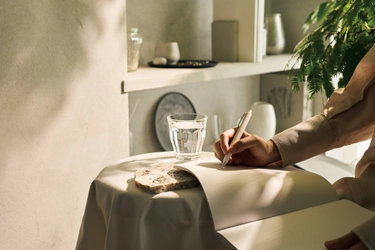 三井化学、 海のミネラルから生まれた新規複合材「NAGORI(R)」が トンボ鉛筆の新触感シャープペンシル「FUMI」に採用