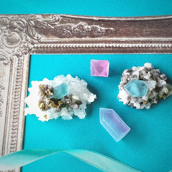 エメラルドの原石は母岩をまとい、本物の石のような質感