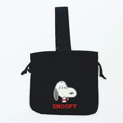 スヌーピーのアップリケ刺繍巾着バッグ、キュッと絞った丸いフォルムにときめきがとまらない。