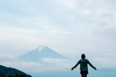 【星のや富士】1日1組限定。知る人ぞ知るスポットから富士山を望む「朝の絶景トレッキング」開催｜期間：2021年5月1日〜6月30日