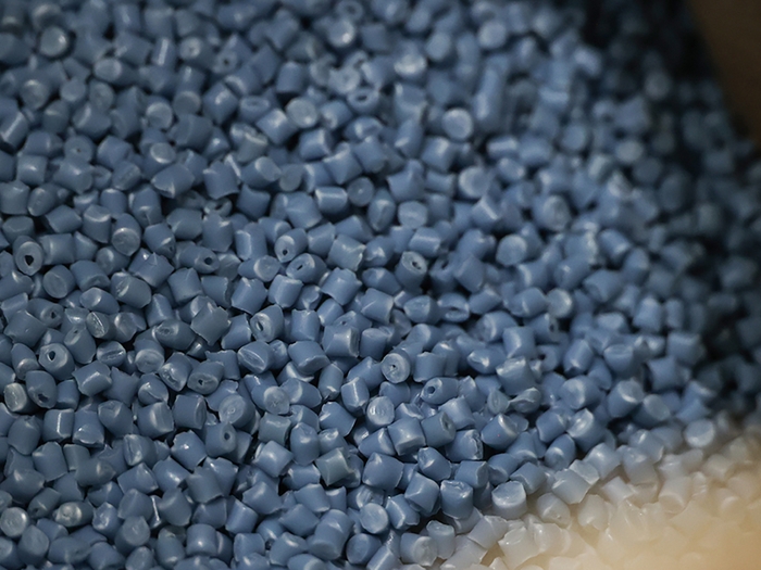 使用済みのプラスチックカゴが、製品素材として再利用可能な再生ペレットへと生まれ変わる。