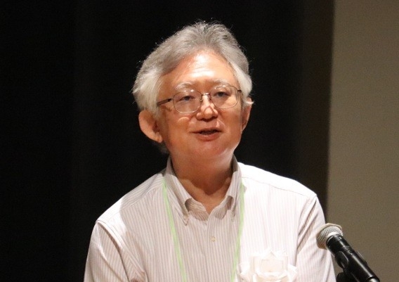 次世代6G通信用電子基板材料について話す東村教授