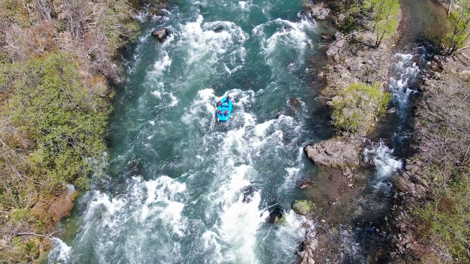 激流を楽しめる春ラフティング(1)
