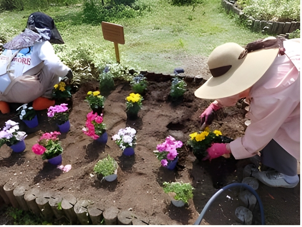 ボランティアの皆さんによる 花壇管理の様子